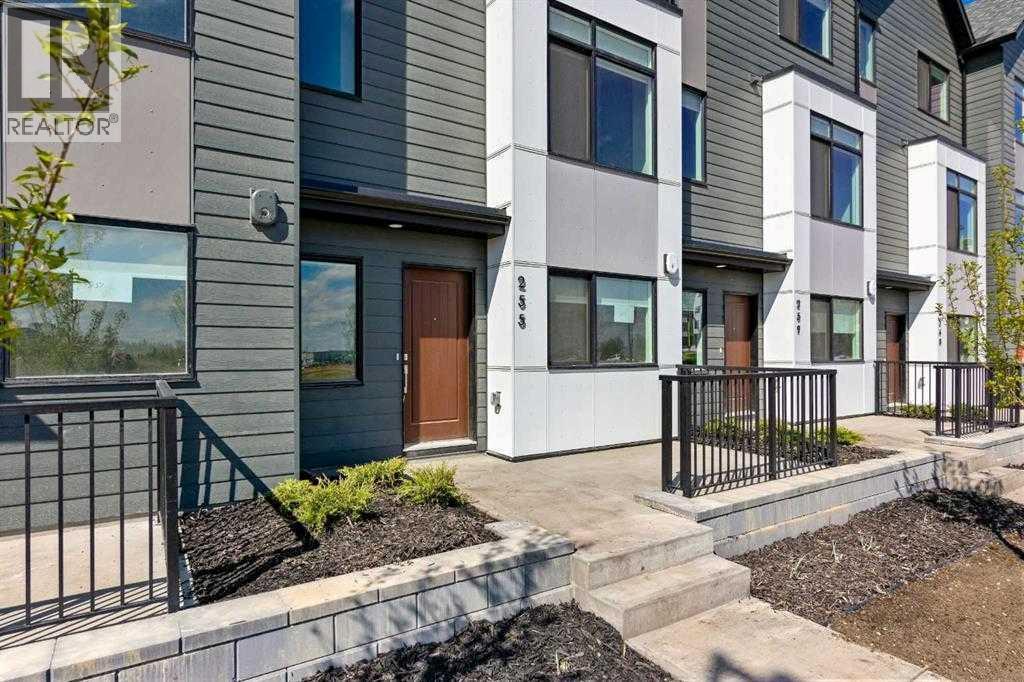 Row / Townhouse for Sale in 293 Dieppe Drive SW|Calgary, Alberta T3E8H6 2