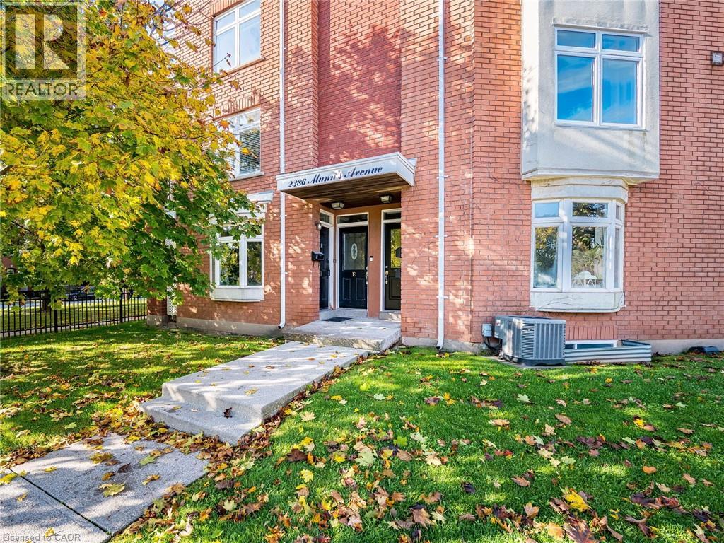 Row / Townhouse for Sale in 2386 MUNN'S Avenue E|Oakville, Ontario L6H6G9 2