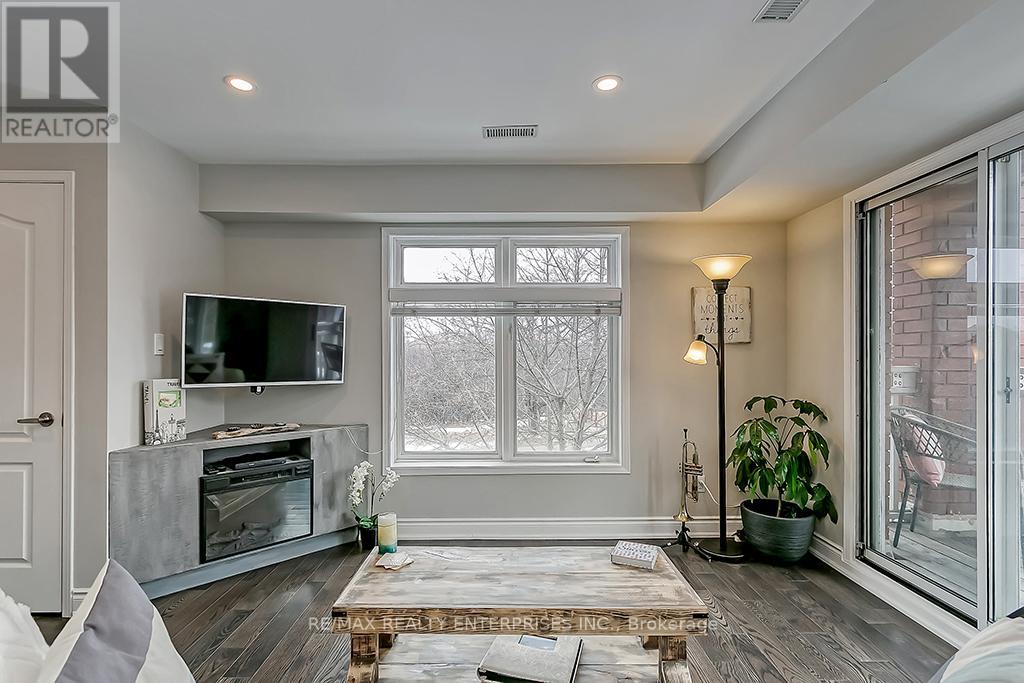 Row / Townhouse for Sale in 2386 MUNNS AVENUE E|Oakville (RO River Oaks), Ontario L6H6G9 4