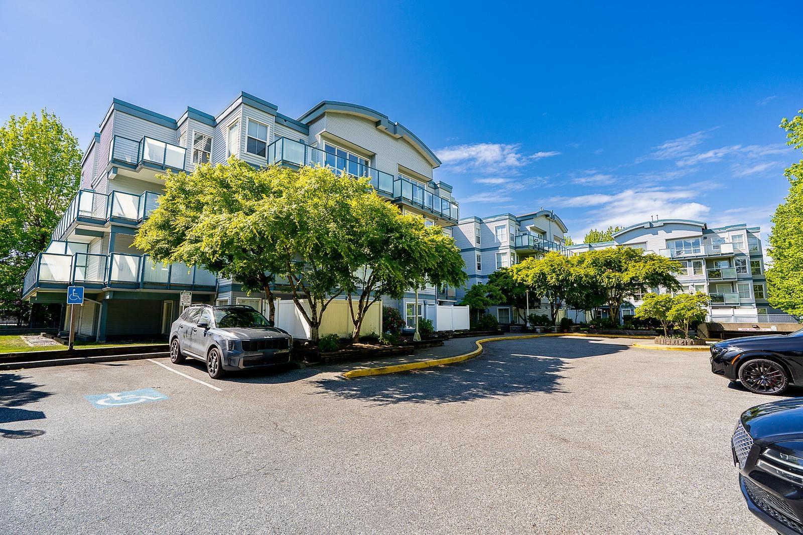 411 14885 100 AVENUE, Surrey, British Columbia V3R0W1