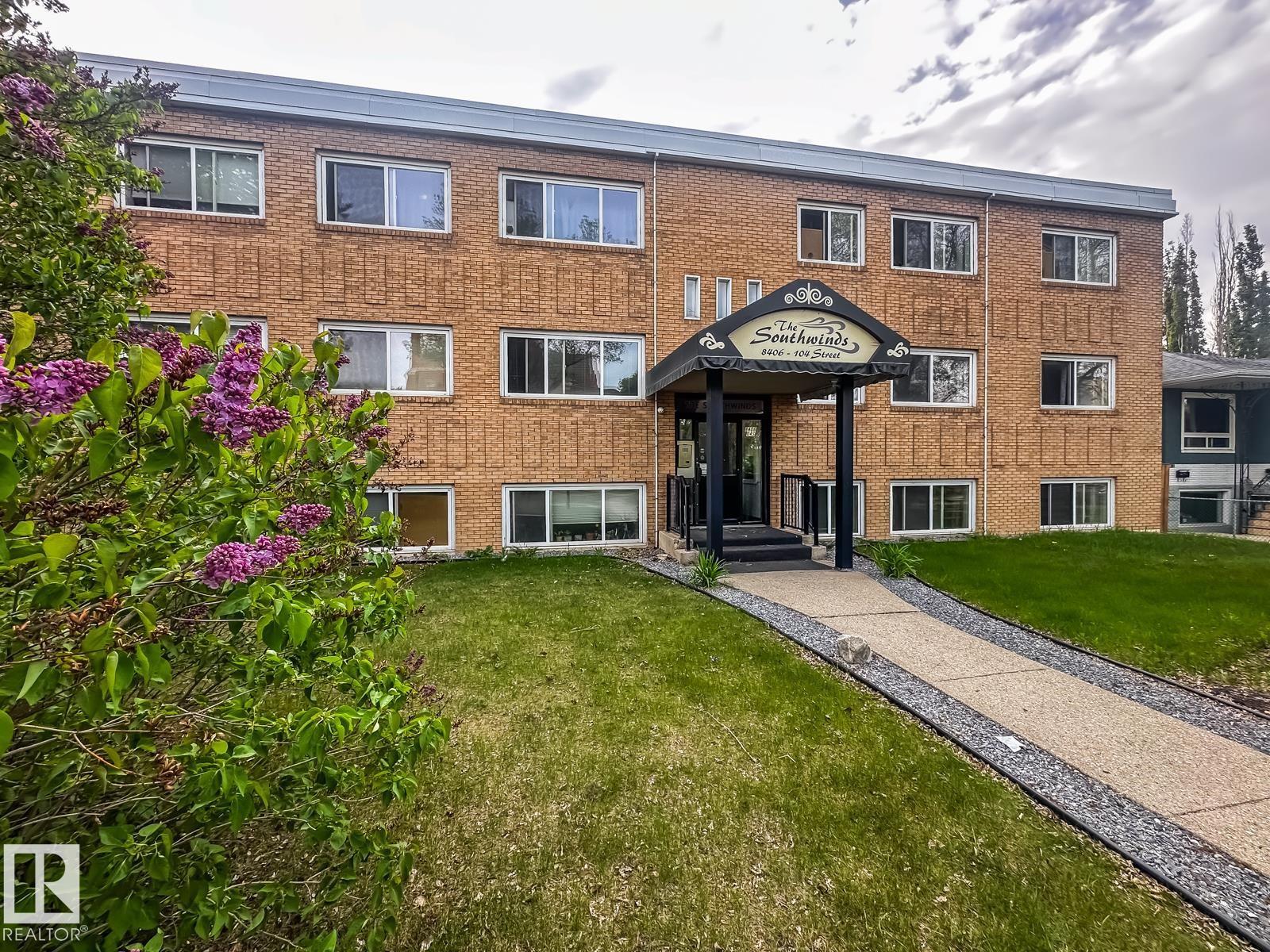 #3 8406 104 ST NW, Edmonton, Alberta T6E4G2
