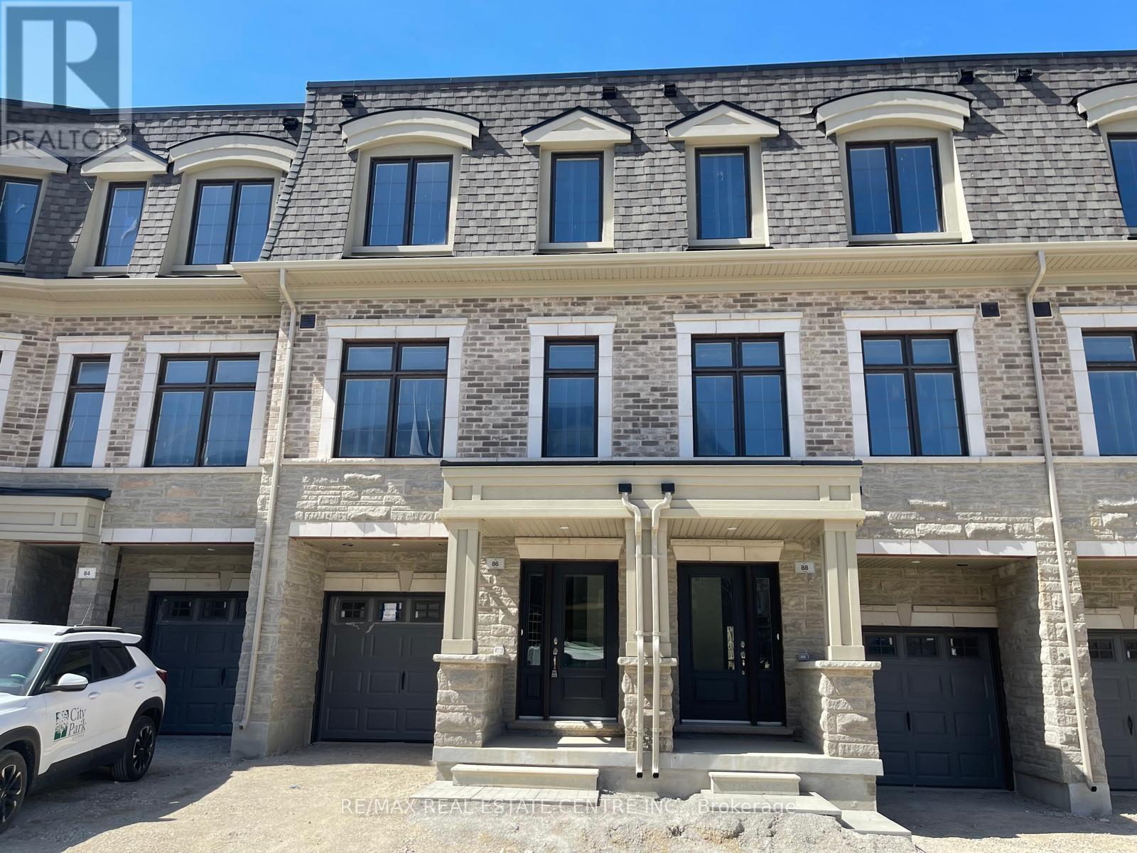 Row / Townhouse for Sale in 86 SALINA STREET|Mississauga (Streetsville), Ontario L5M2S5