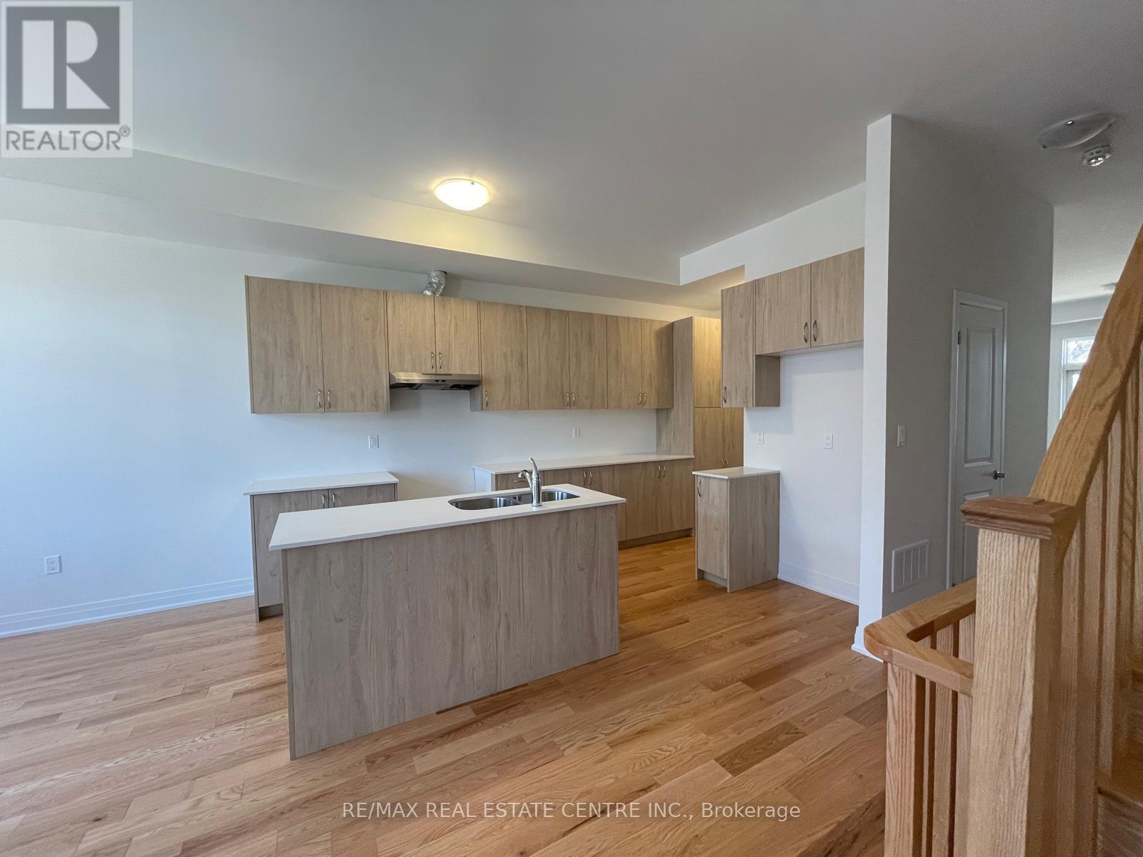 Row / Townhouse for Sale in 86 SALINA STREET|Mississauga (Streetsville), Ontario L5M2S5 3