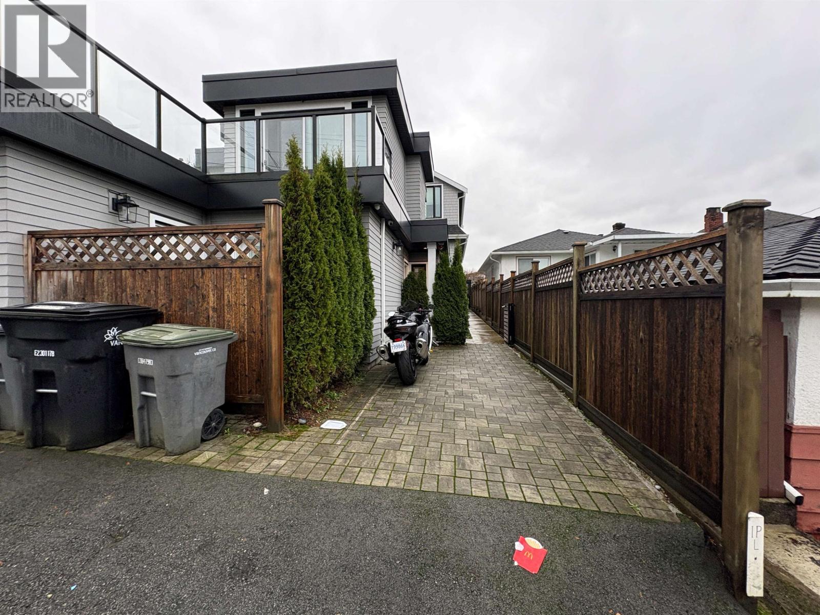 3429 DUNDAS STREET|Vancouver, British Columbia V5K1R9