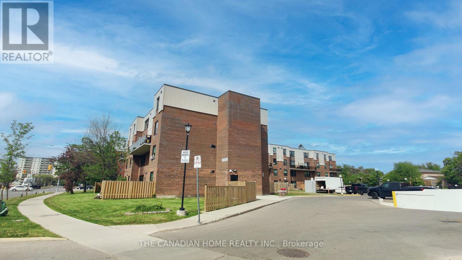 Row / Townhouse for Sale in 115 - 1055 A FORESTWOOD DRIVE|Mississauga (Erindale), Ontario L5C2T8 2