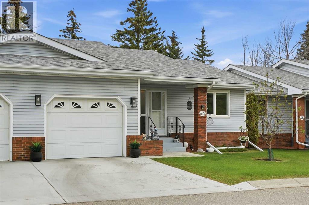 Row / Townhouse for Sale in 44 Vandoos Gardens NW|Calgary, Alberta T3A4W4