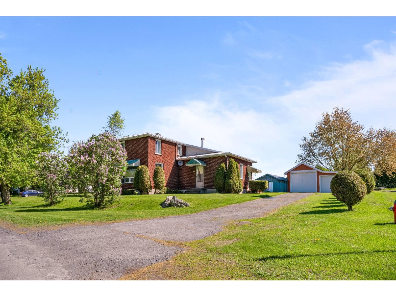 2151 Ch. St-Louis, Saint-Lazare, Quebec J7T1Y1