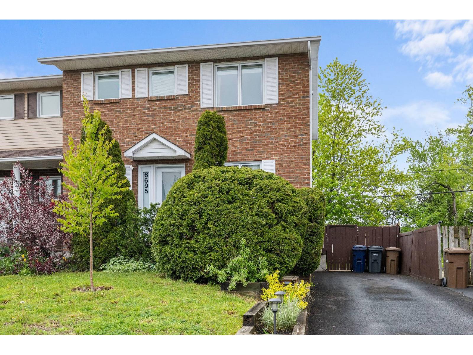 6695 Rue Galarneau, Laval (Sainte-Rose), Quebec H7L4G9