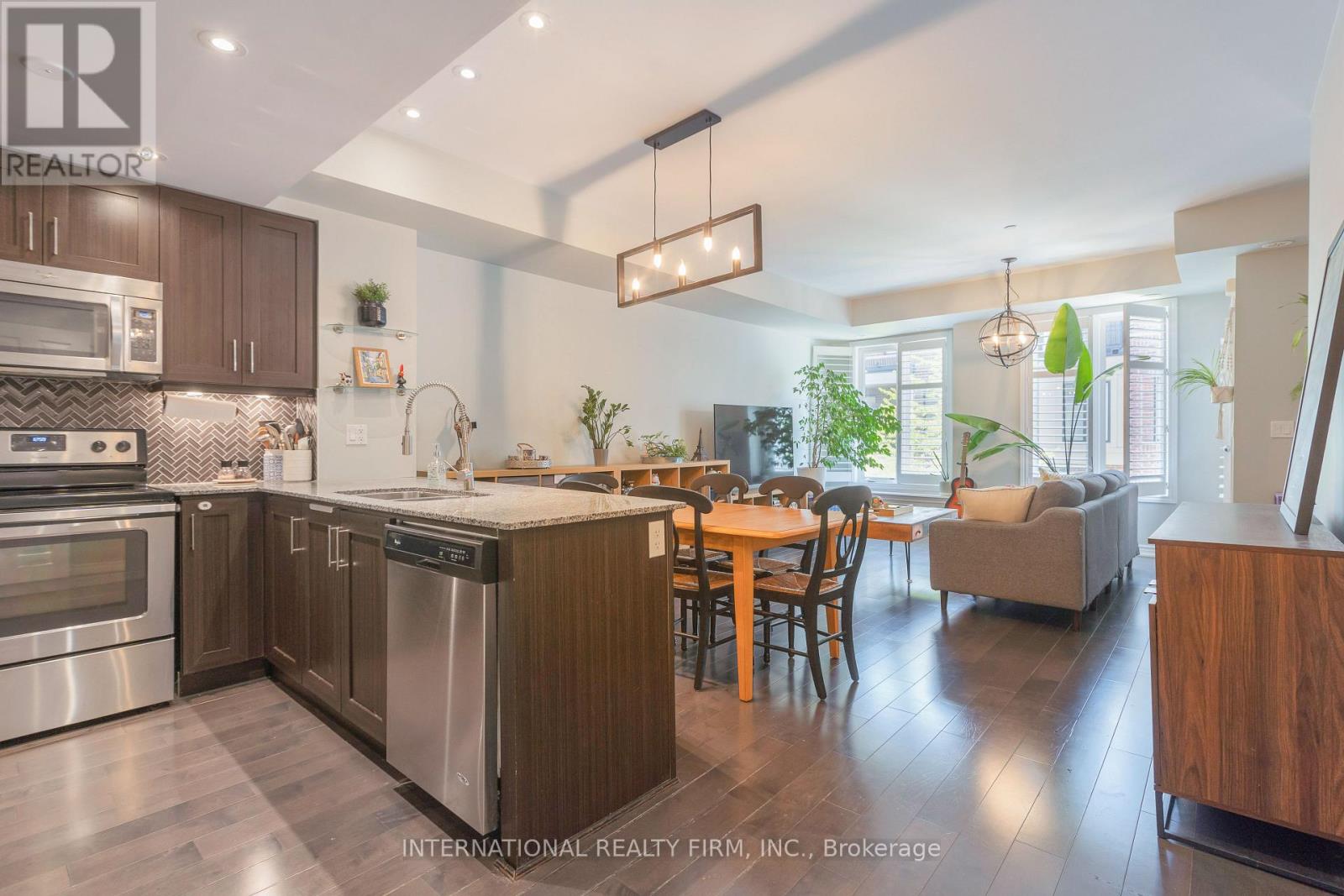 Row / Townhouse for Sale in 99 - 30 CARNATION AVENUE|Toronto (Long Branch), Ontario M8V0B8 2