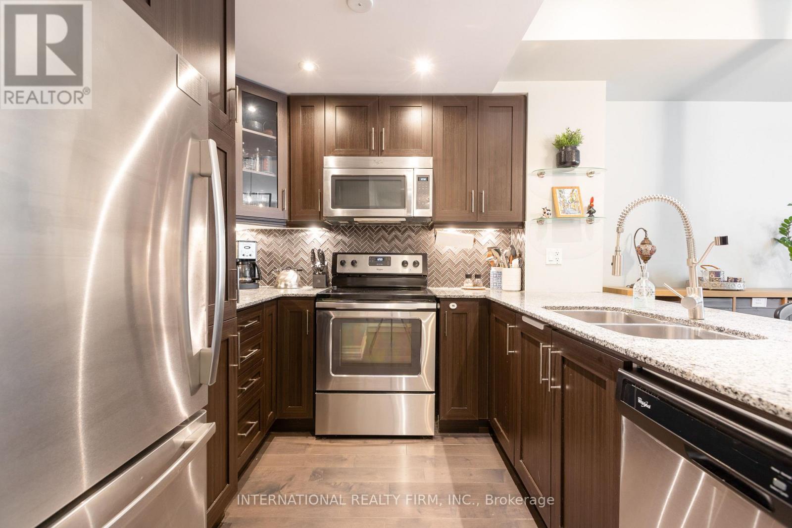 Row / Townhouse for Sale in 99 - 30 CARNATION AVENUE|Toronto (Long Branch), Ontario M8V0B8 4