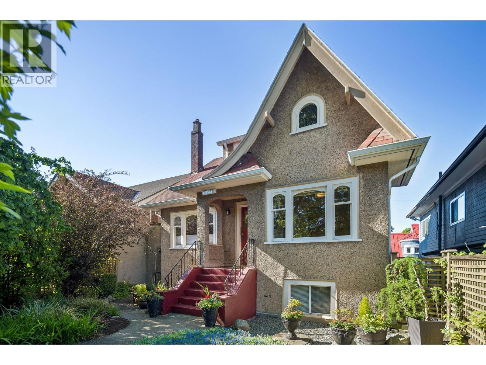 2211 PARKER STREET|Vancouver, British Columbia V5L2L8