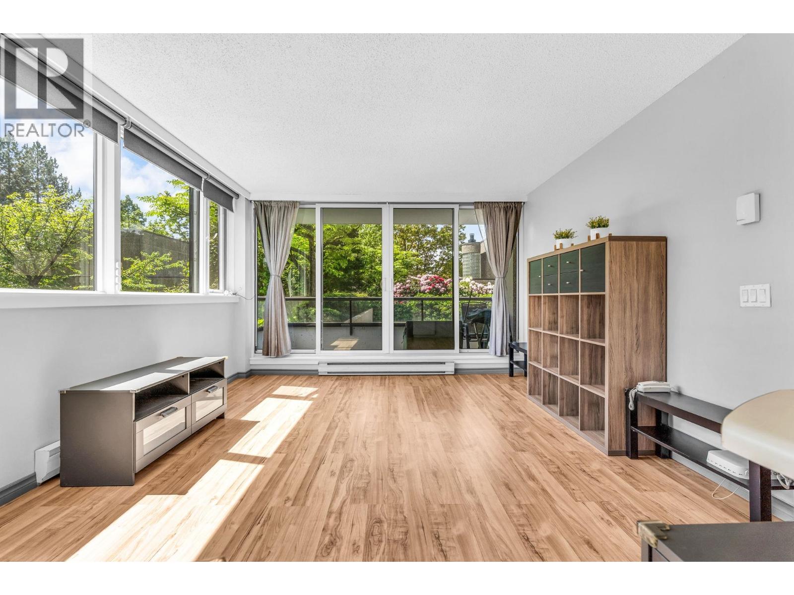 202 3980 CARRIGAN COURT|Burnaby, British Columbia V3N4S6