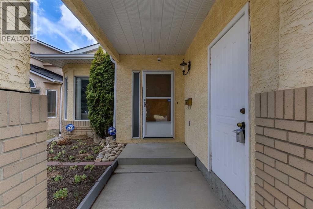 House for Sale in 2856 Signal Hill Heights SW|Calgary, Alberta T3H2M6 2