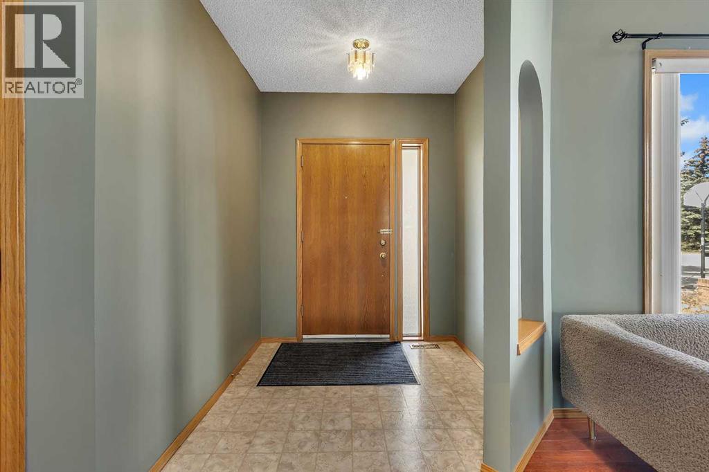 House for Sale in 2856 Signal Hill Heights SW|Calgary, Alberta T3H2M6 3