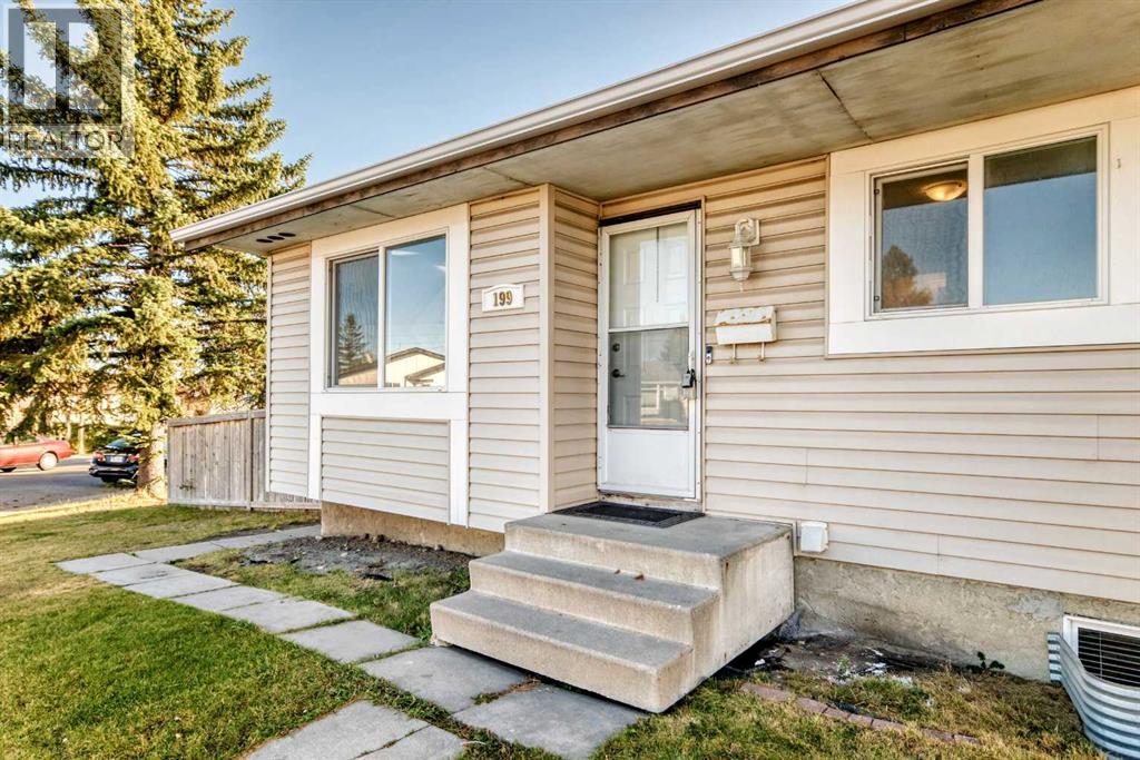 House for Sale in 199 Maitland Drive NE|Calgary, Alberta T2A5C1 2