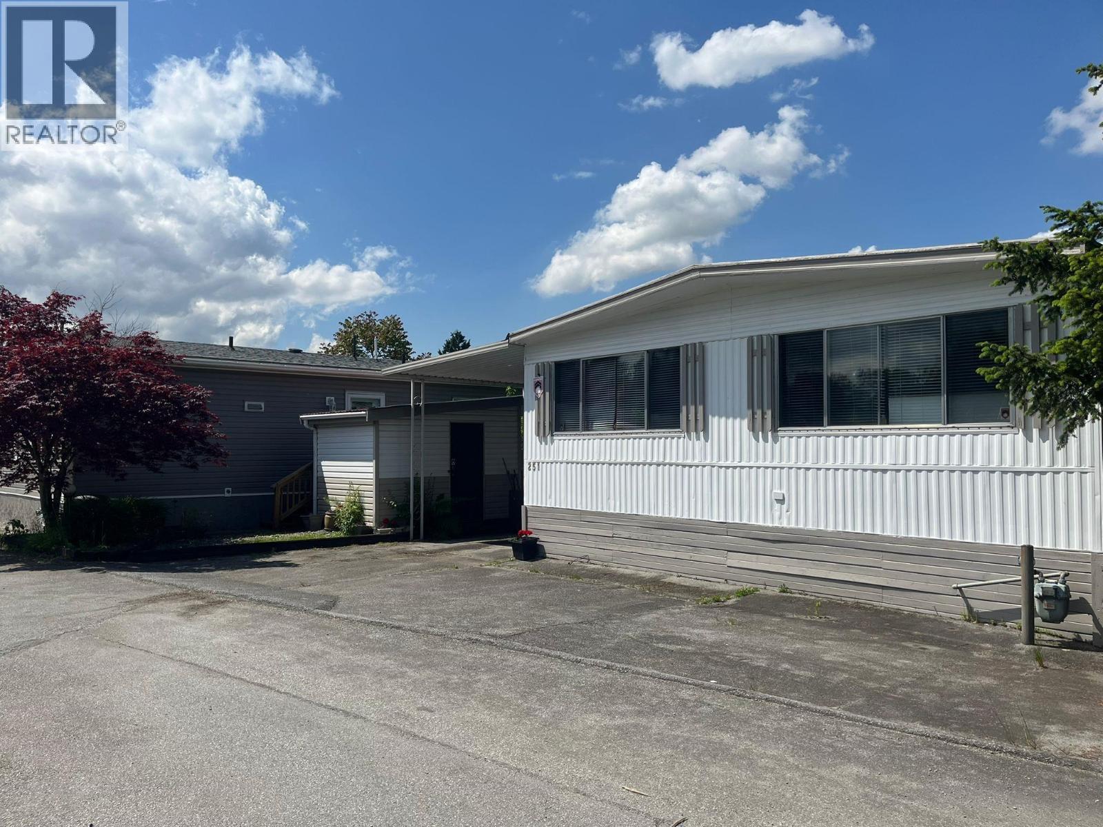 251 201 CAYER STREET, Coquitlam, British Columbia V3K5A9