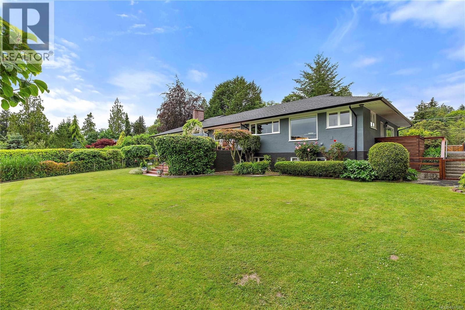For sale: 5957 Sooke Rd, Sooke, British Columbia V9Z0P7 - 1037587 ...