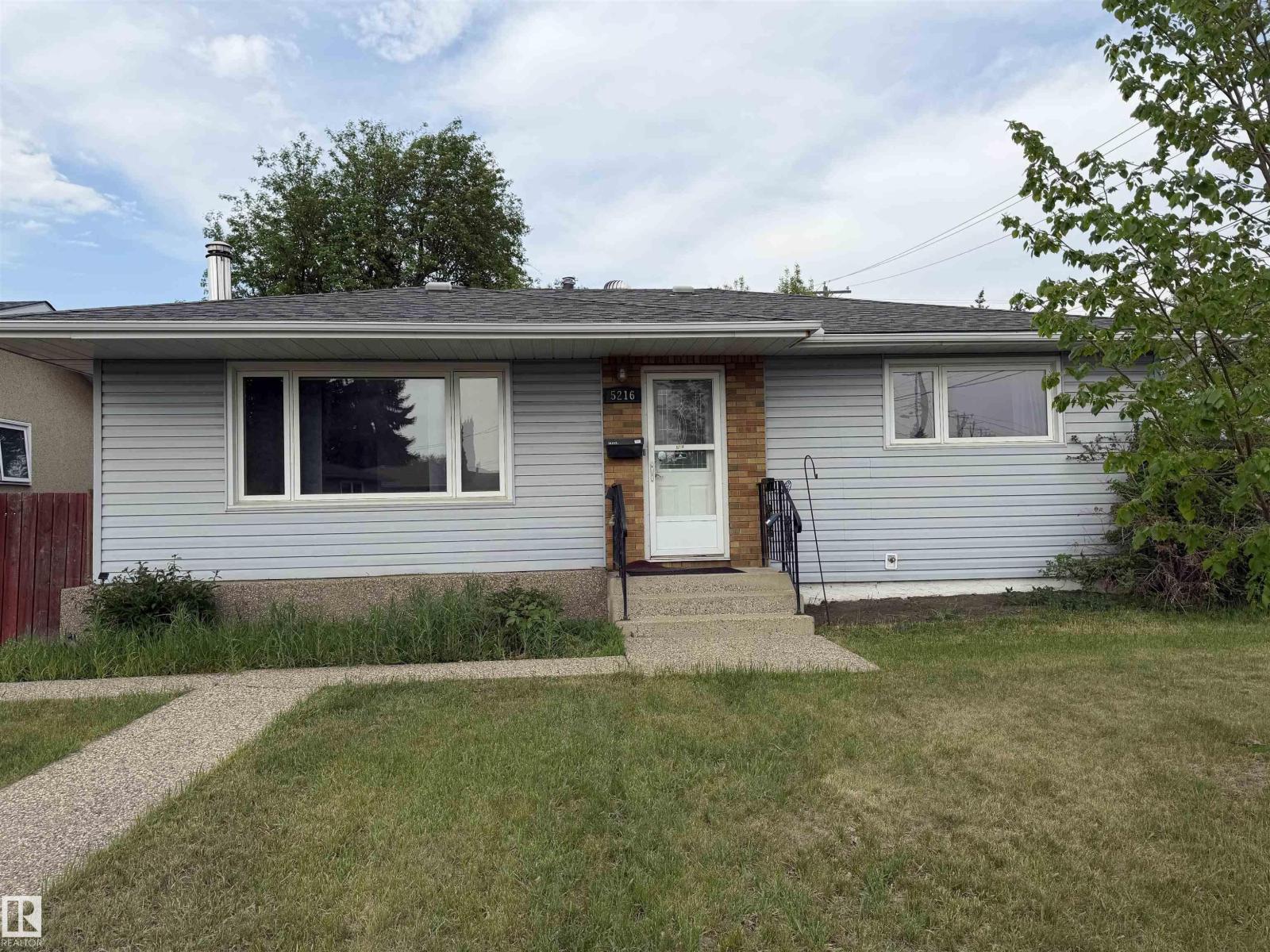 For sale: 5216 89 AV NW, Edmonton, Alberta T6B0M5 - E4482904