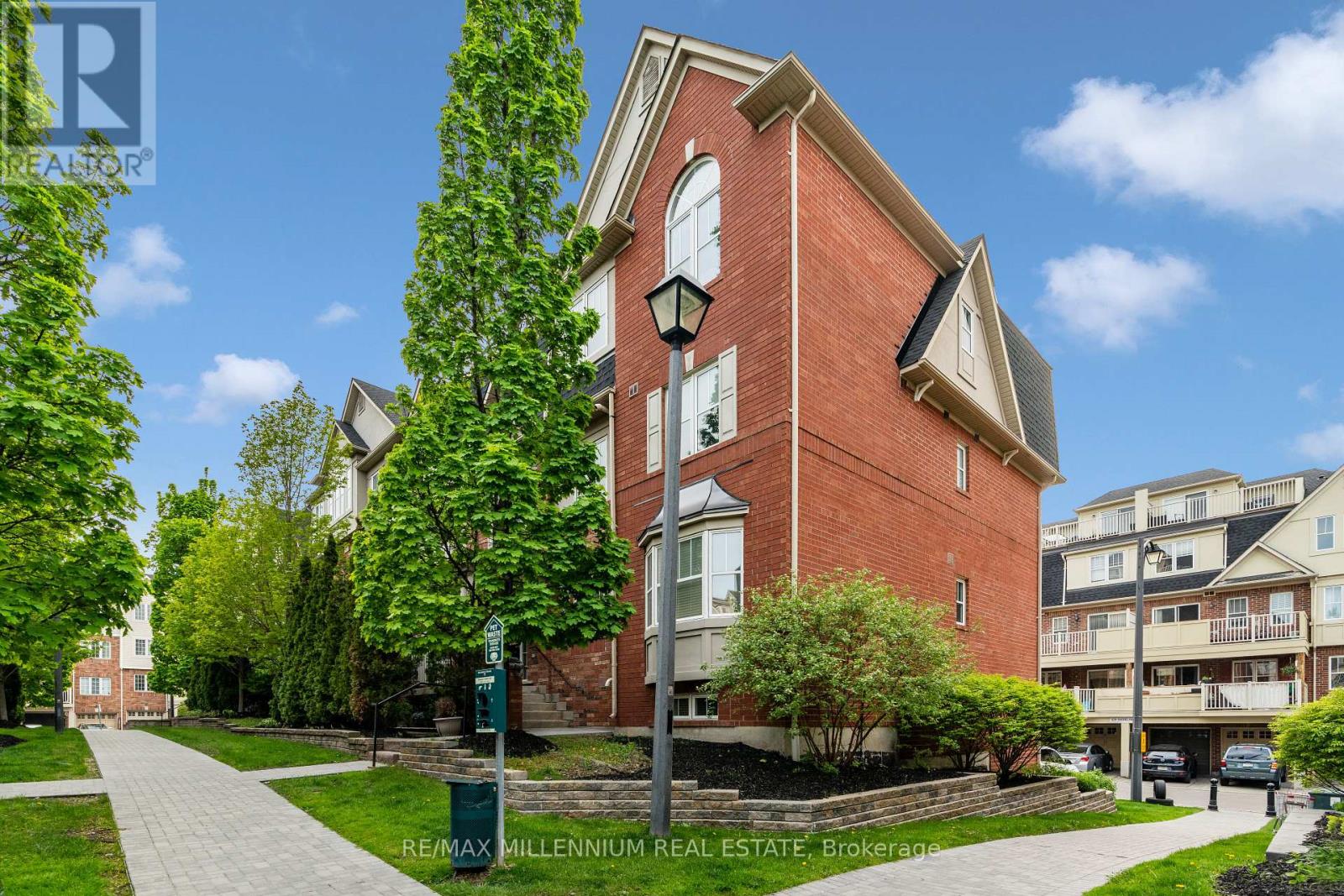 Row / Townhouse for Sale in 4 - 774 NEIGHBOURHOOD CIRCLE|Mississauga (Cooksville), Ontario L5B0B6
