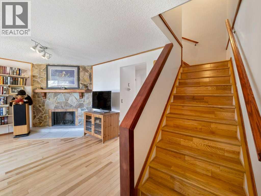 House for Sale in 143 Erin Mount Place SE|Calgary, Alberta T2B2T3 2