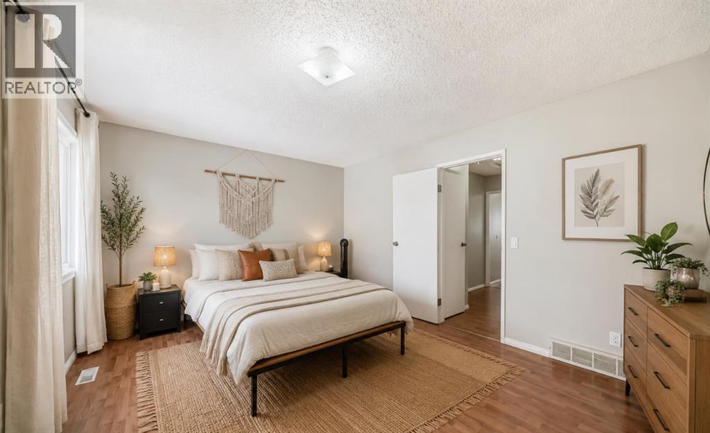 Row / Townhouse for Sale in 702, 9930 Bonaventure Drive SE|Calgary, Alberta T2J4L4 4