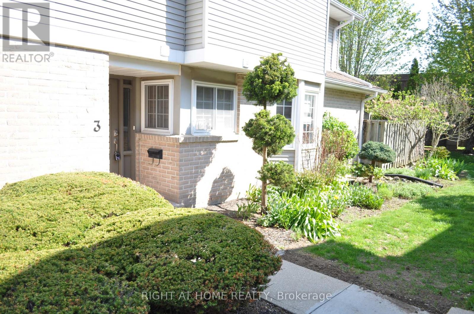 3 - 104 WOODLAWN ROAD E