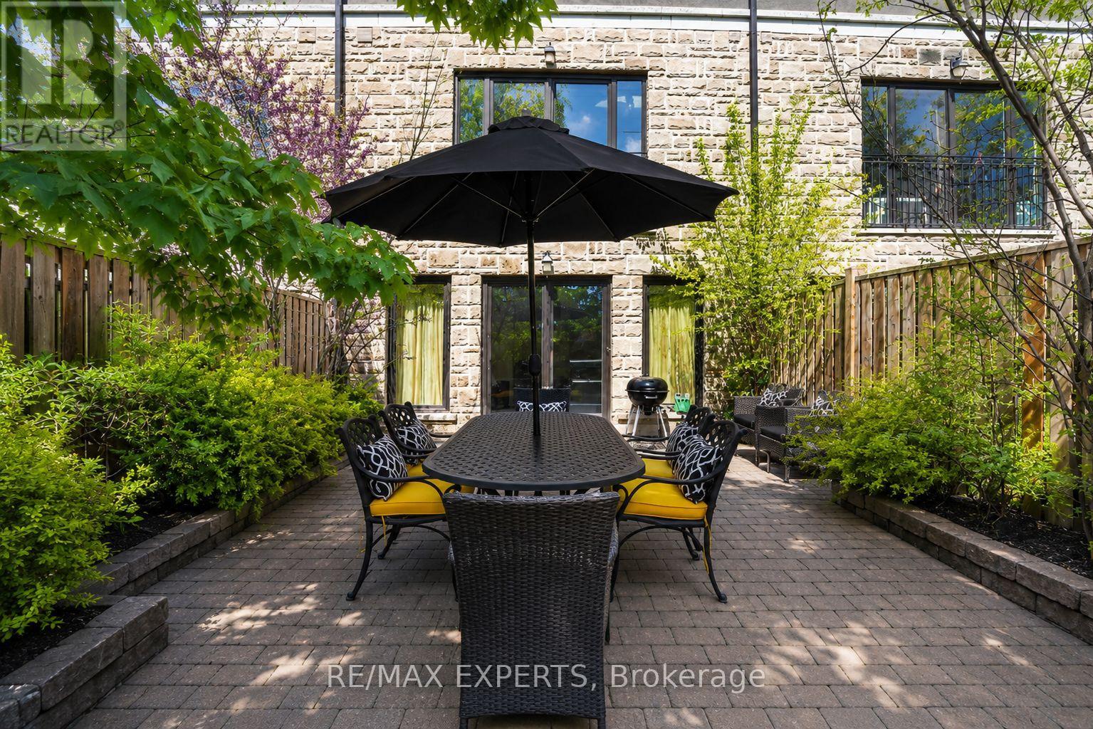 Row / Townhouse for Sale in 22 MATTHEW COURT|Toronto (Princess-Rosethorn), Ontario M9B2Y3 3