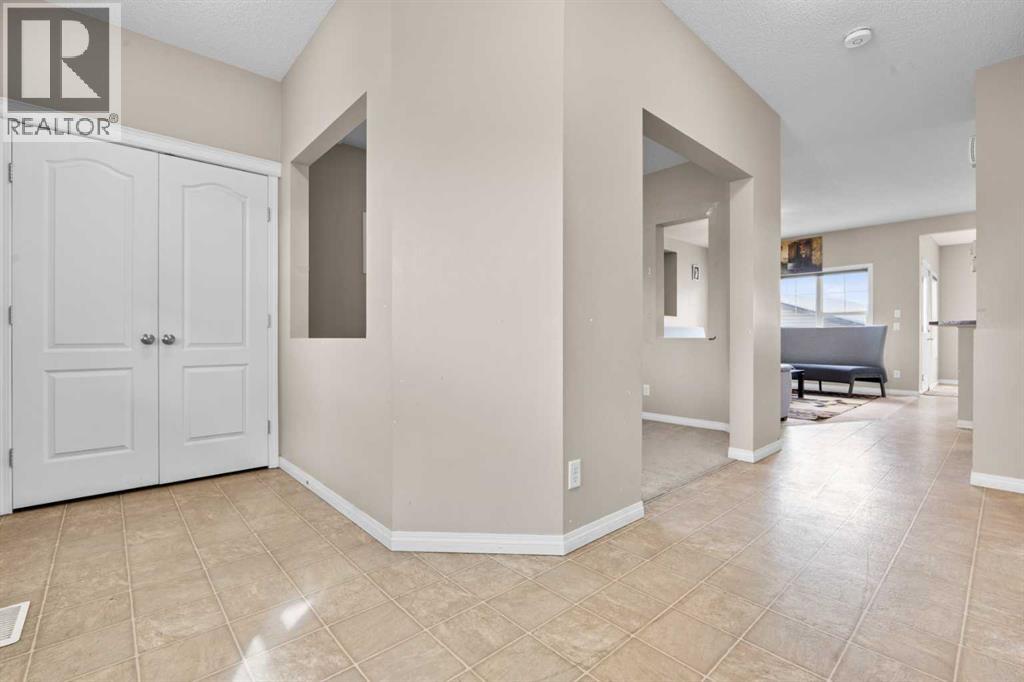 House for Sale in 246 Martinwood Place NE|Calgary, Alberta T3J3H6 3