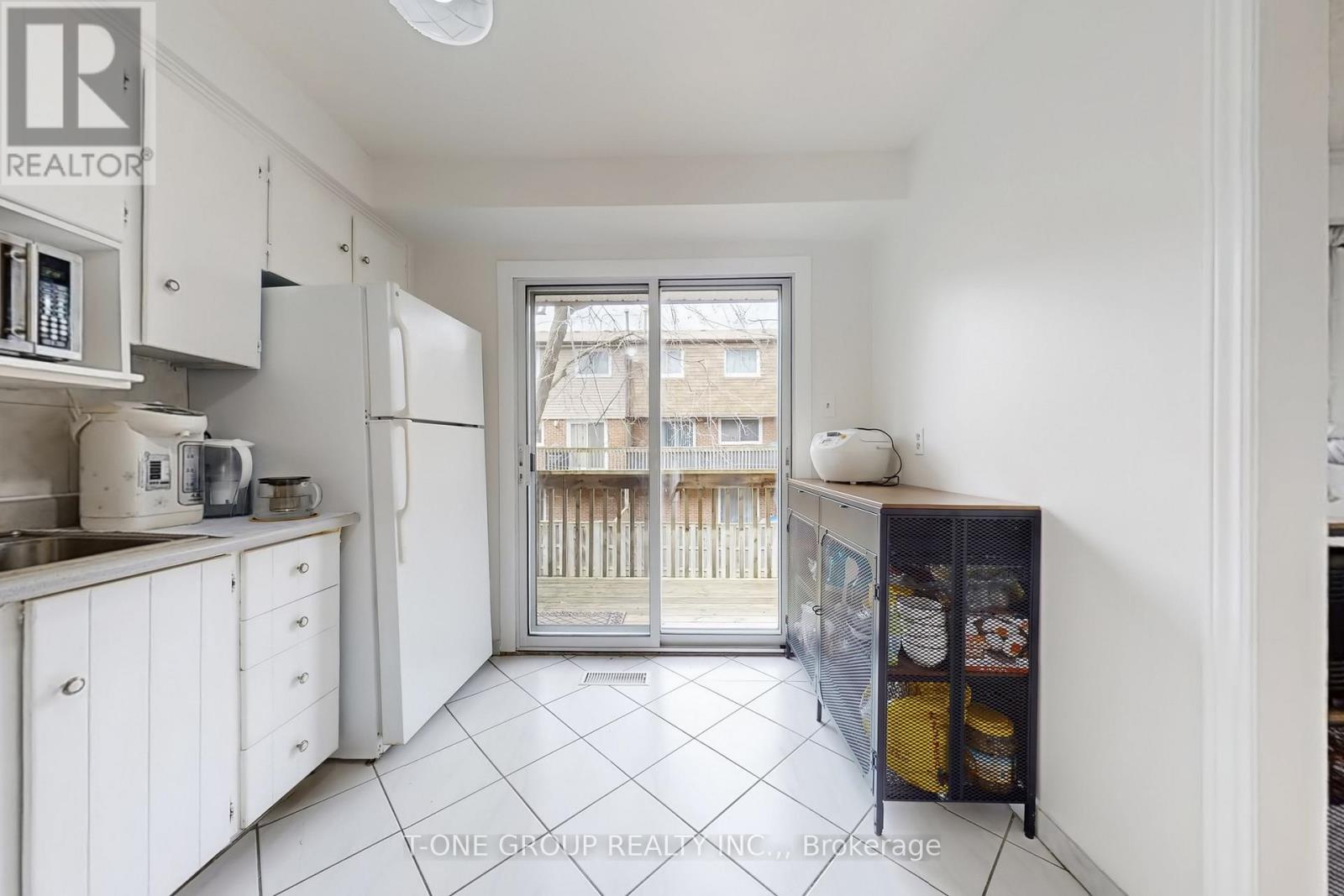 Row / Townhouse for Sale in 75 - 3025 CEDARGLEN GATE|Mississauga (Erindale), Ontario L5C2V7 5