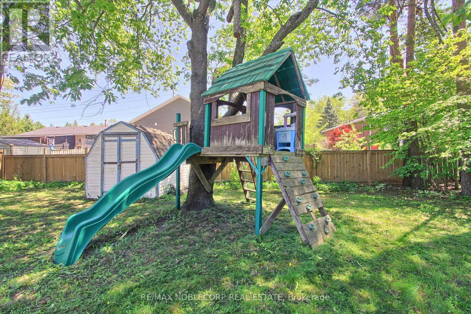 For sale: 17 LARKDALE CRESCENT, Essa (Angus), Ontario L0M1B0