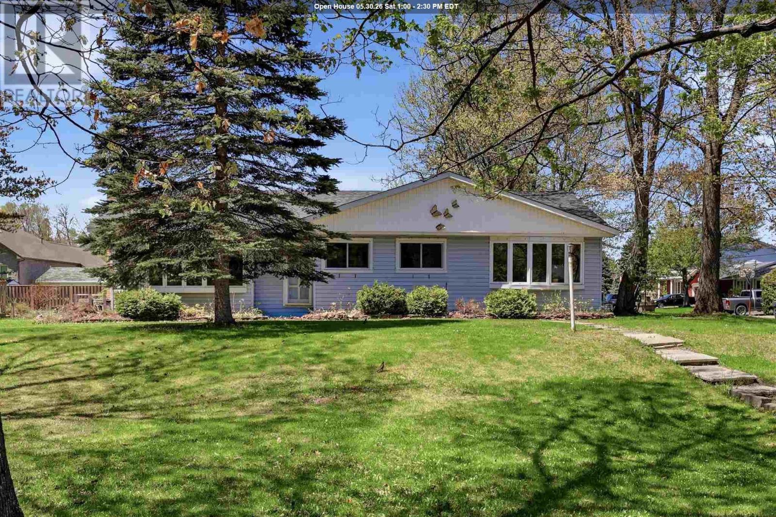 For sale: 2006 Queen ST E, Sault Ste. Marie, Ontario P6A2H2 - SM261212 ...