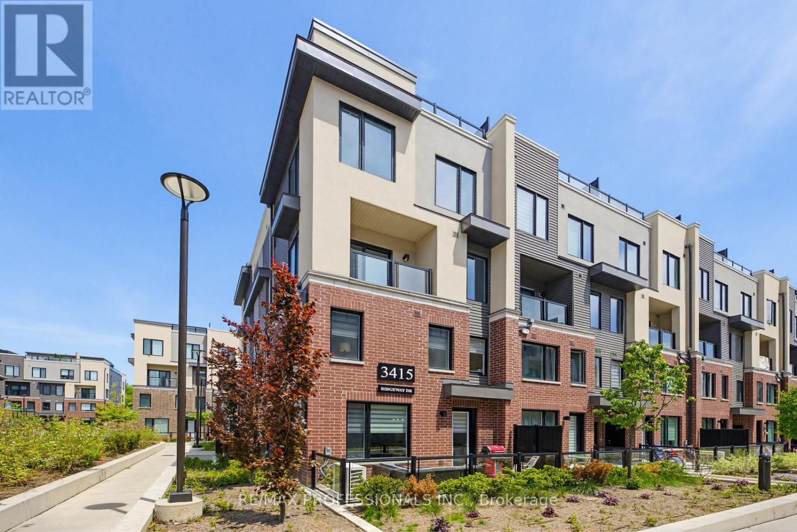 Row / Townhouse for Sale in 15 - 3415 RIDGEWAY DRIVE|Mississauga (Erin Mills), Ontario L5L0B9