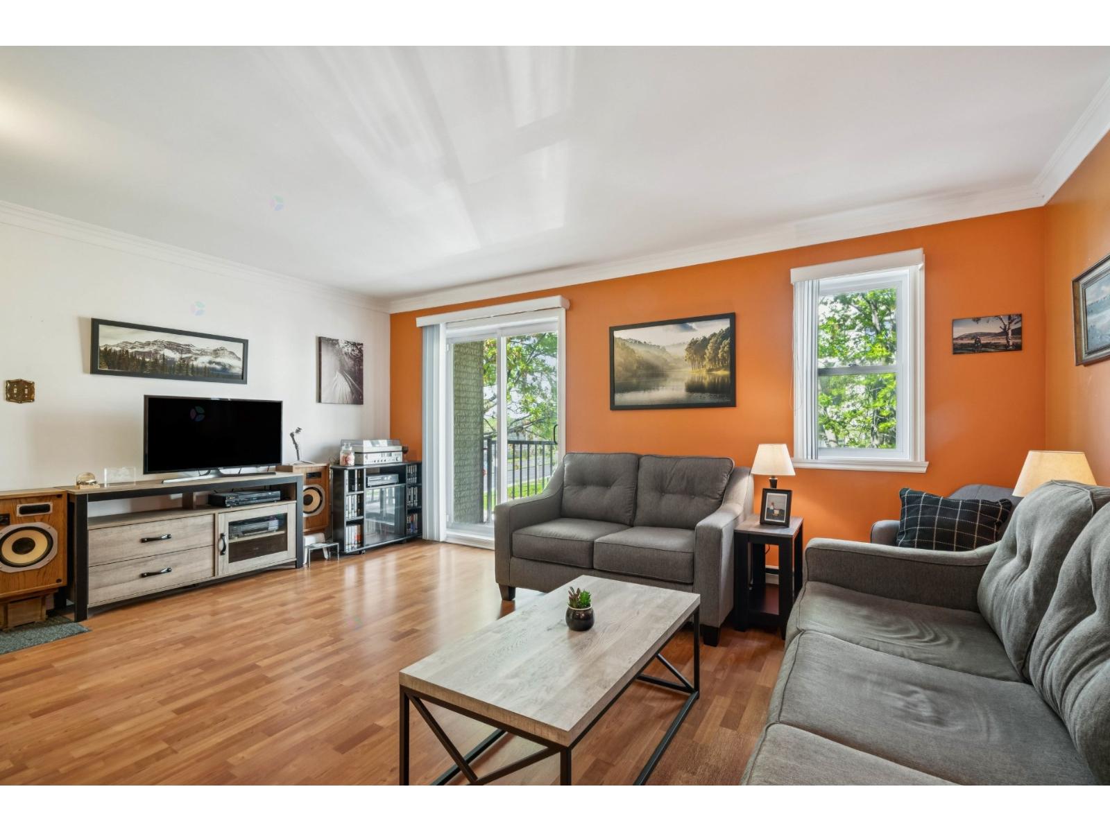 10 Rue de l'Église, #202, Longueuil (Le Vieux-Longueuil), Quebec J4G1H9