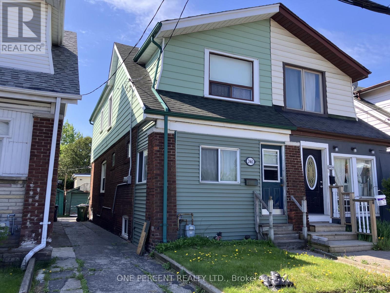 2461 GERRARD STREET E