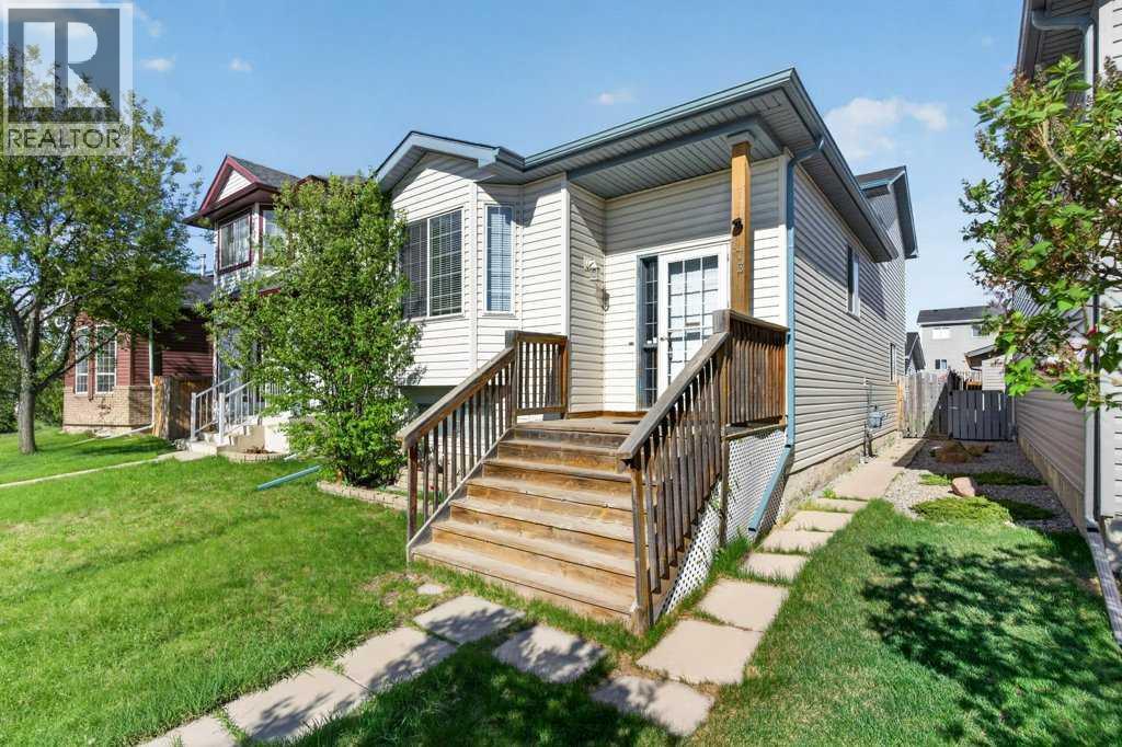 House for Sale in 173 Martin Crossing Crescent NE|Calgary, Alberta T3J3T1 2
