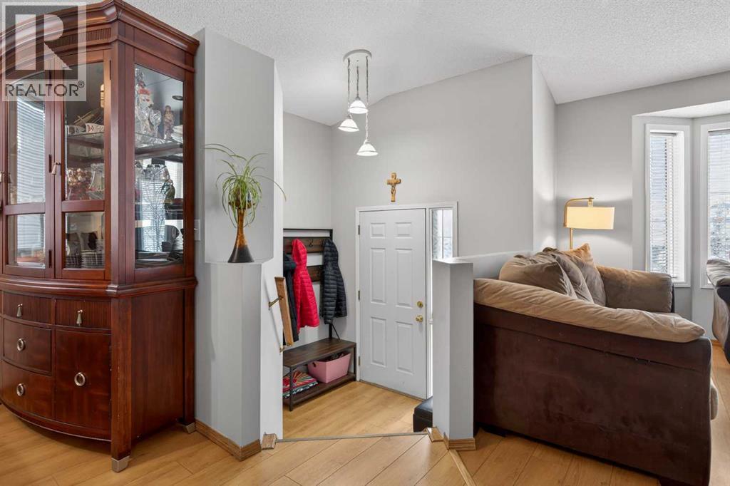 House for Sale in 173 Martin Crossing Crescent NE|Calgary, Alberta T3J3T1 3