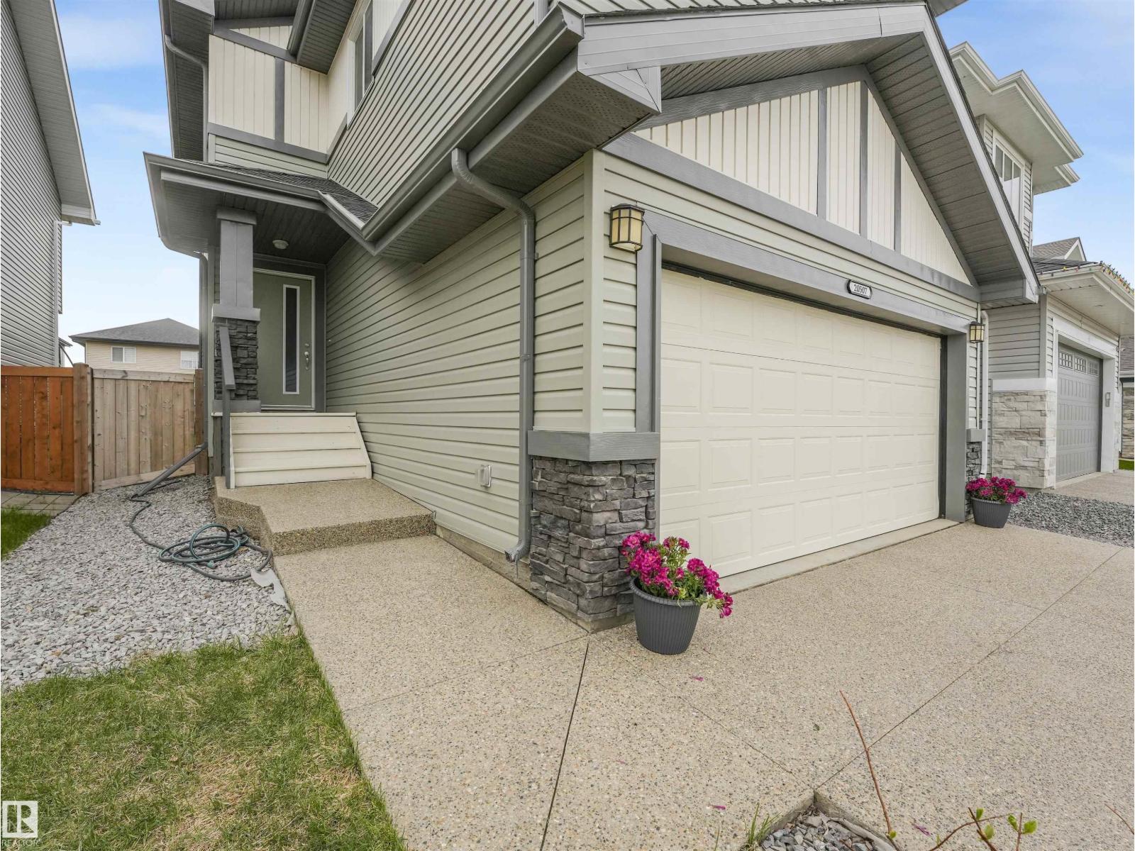 For sale: 20507 99 AV NW, Edmonton, Alberta T5T7L5 - E4490603