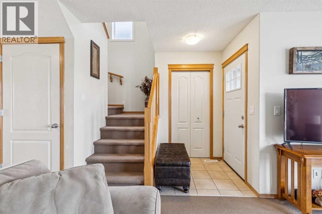 House for Sale in 146 Cranberry Close SE|Calgary, Alberta T3M0B5 2
