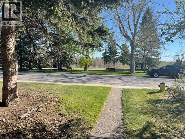Duplex for Sale in 2713 Canmore Road NW|Calgary, Alberta T2M4J6 2