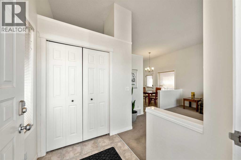 House for Sale in 1211 Everridge Drive SW|Calgary, Alberta T2Y4T2 3