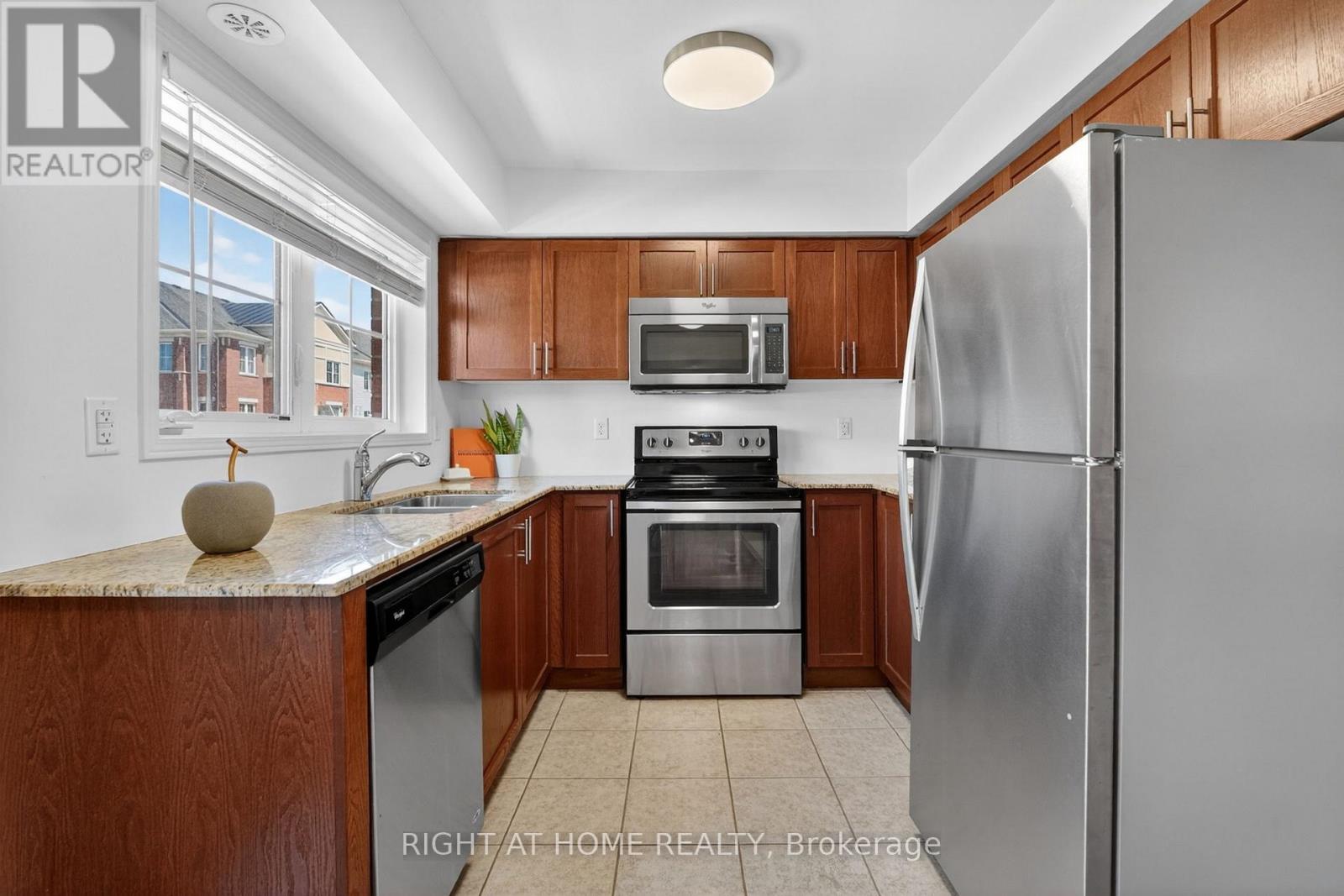 Row / Townhouse for Sale in 26 - 2480 POST ROAD N|Oakville (RO River Oaks), Ontario L0R2H0 4