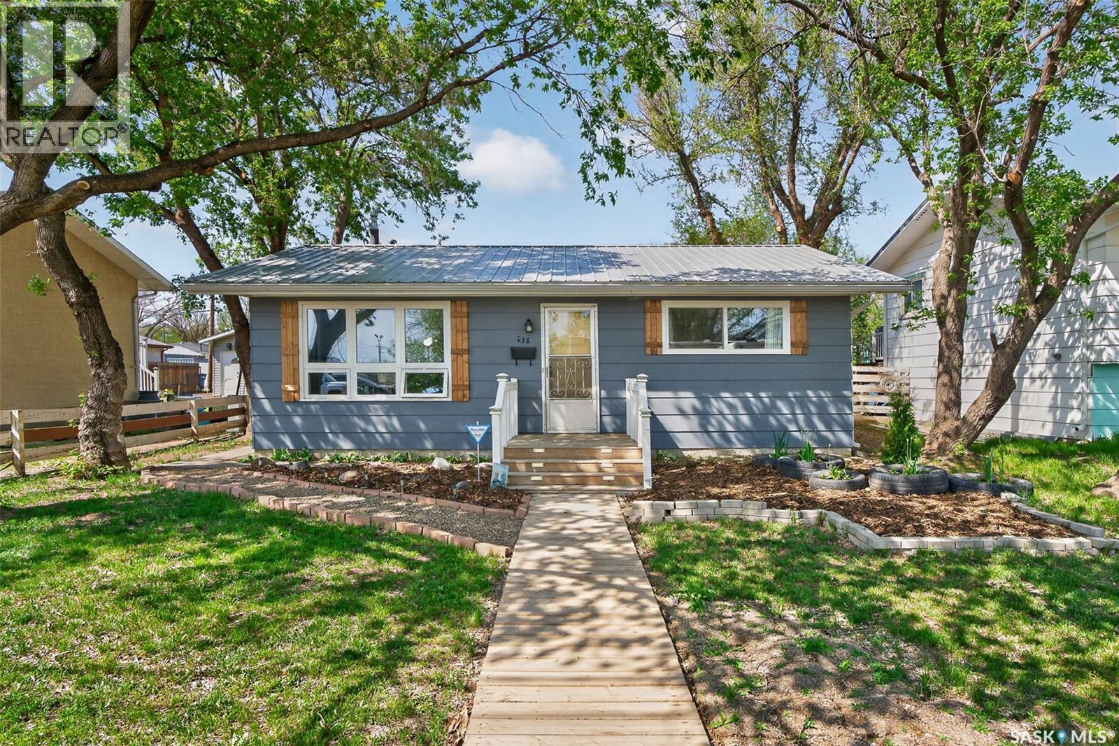 838 Ominica STREET W