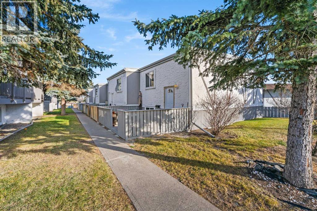 Row / Townhouse for Sale in 1, 455 Huntsville Crescent NW|Calgary, Alberta T2K4W3