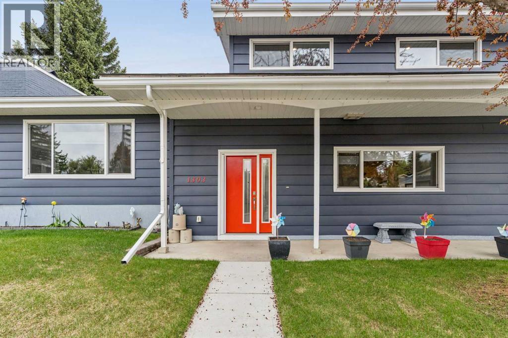 House for Sale in 1303 105 Avenue SW|Calgary, Alberta T2W0B5 3