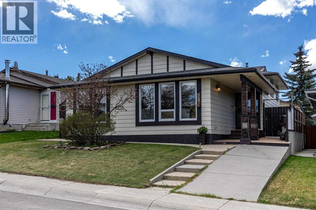 House for Sale in 28 Beddington Crescent NE|Calgary, Alberta T3K1N5 2