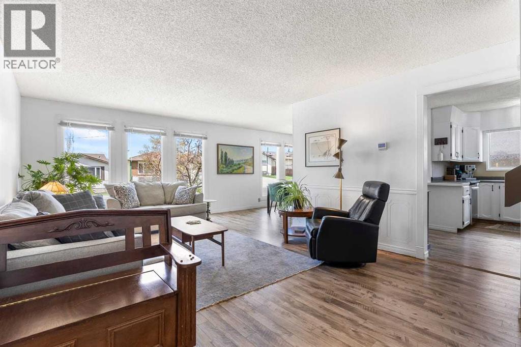 House for Sale in 28 Beddington Crescent NE|Calgary, Alberta T3K1N5 5