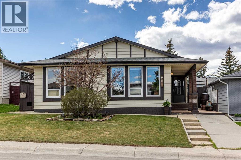 House for Sale in 28 Beddington Crescent NE|Calgary, Alberta T3K1N5