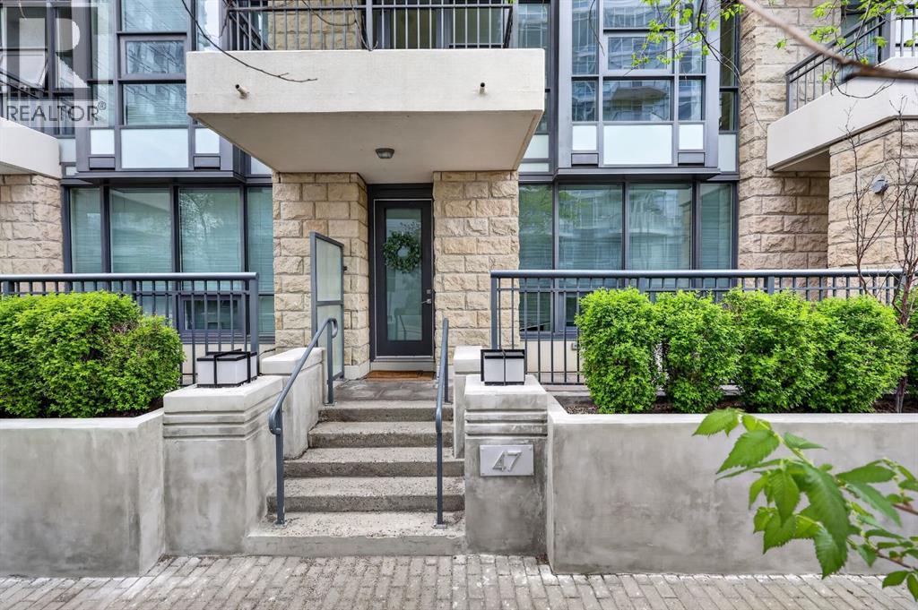Row / Townhouse for Sale in 47 Waterfront Mews SW|Calgary, Alberta T2P0W3