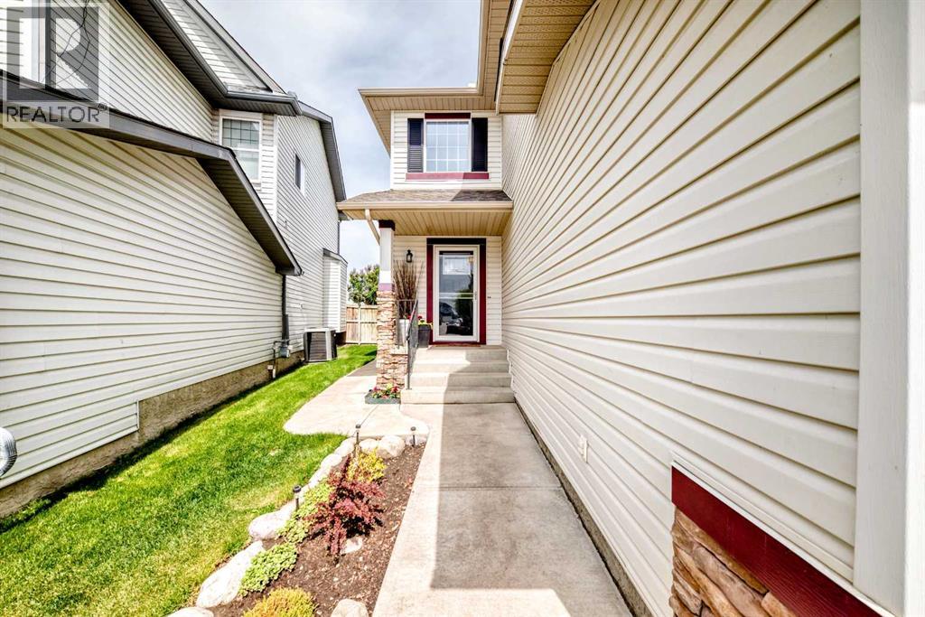 House for Sale in 42 Chapalina Park Crescent SE|Calgary, Alberta T2X3S2 3