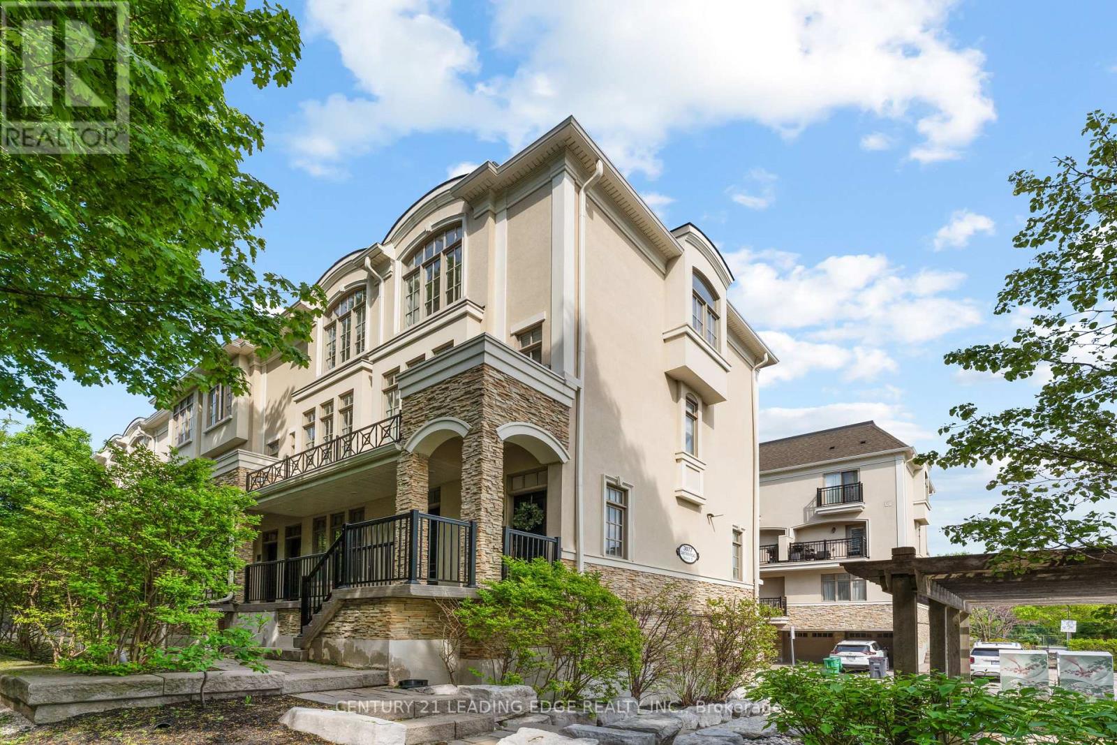 Row / Townhouse for Sale in 18 - 3077 CAWTHRA ROAD|Mississauga (Applewood), Ontario L5A2X4